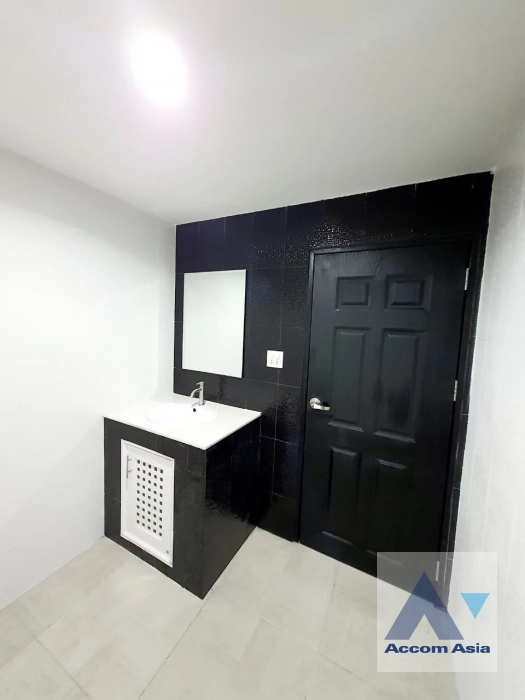 15  4 br Townhouse for rent and sale in sukhumvit ,Bangkok BTS Ekkamai - BTS Phra khanong 13002036