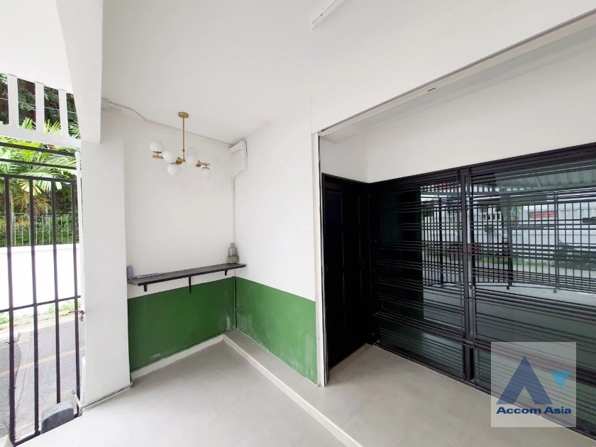 Home Office |  4 Bedrooms  Townhouse For Rent & Sale in Sukhumvit, Bangkok  near BTS Ekkamai (13002036)