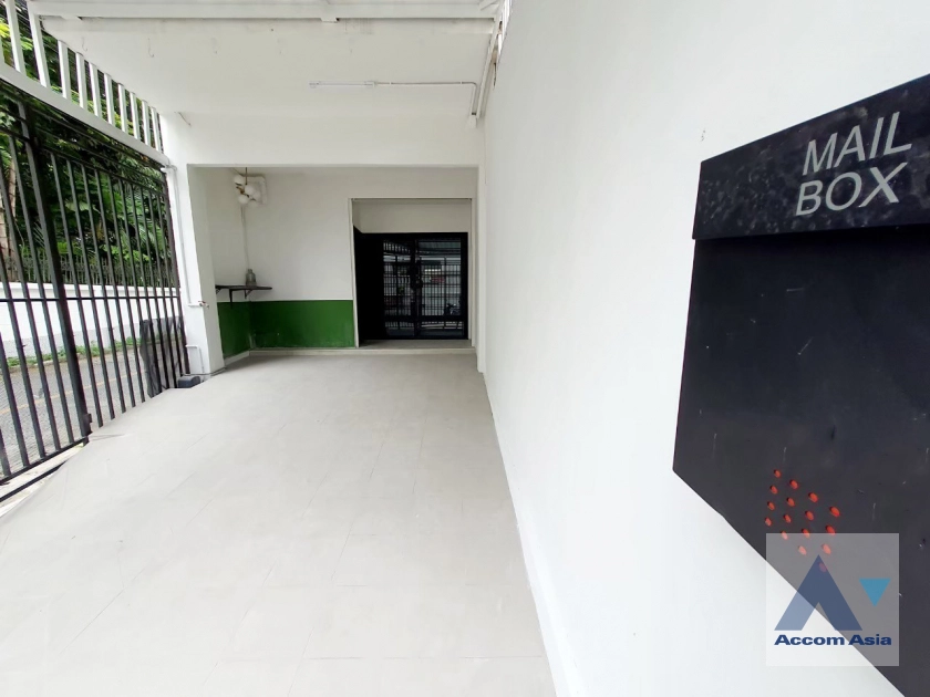 Home Office |  4 Bedrooms  Townhouse For Rent & Sale in Sukhumvit, Bangkok  near BTS Ekkamai - BTS Phra khanong (13002036)