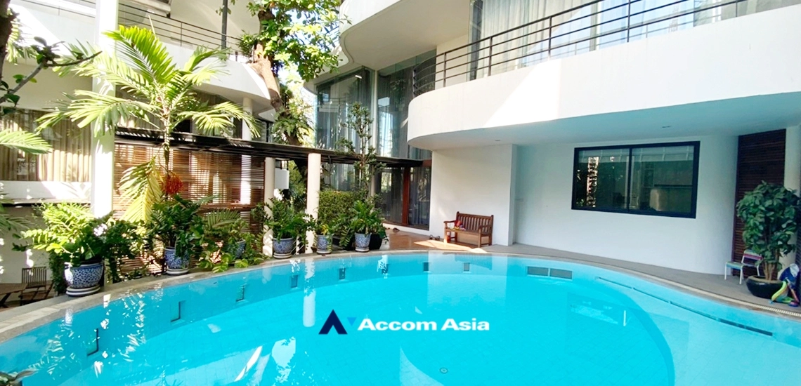  4 Bedrooms  House For Rent in Sukhumvit, Bangkok  near BTS Phrom Phong (13002209)