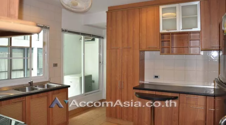 Pet friendly |  3 Bedrooms  Apartment For Rent in Sukhumvit, Bangkok  near BTS  (13002350)