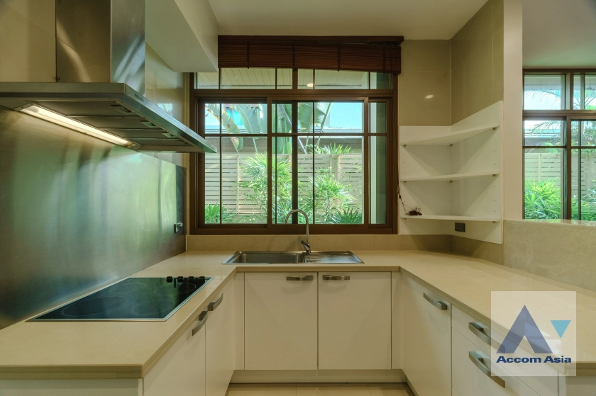  4 Bedrooms  House For Rent in Sukhumvit, Bangkok  near BTS Phra khanong (13002356)