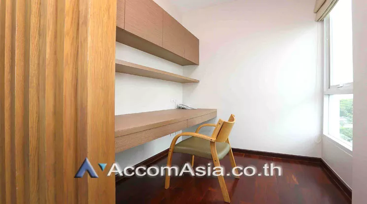  3 Bedrooms  Apartment For Rent in Sukhumvit, Bangkok  near BTS Phrom Phong (13002531)