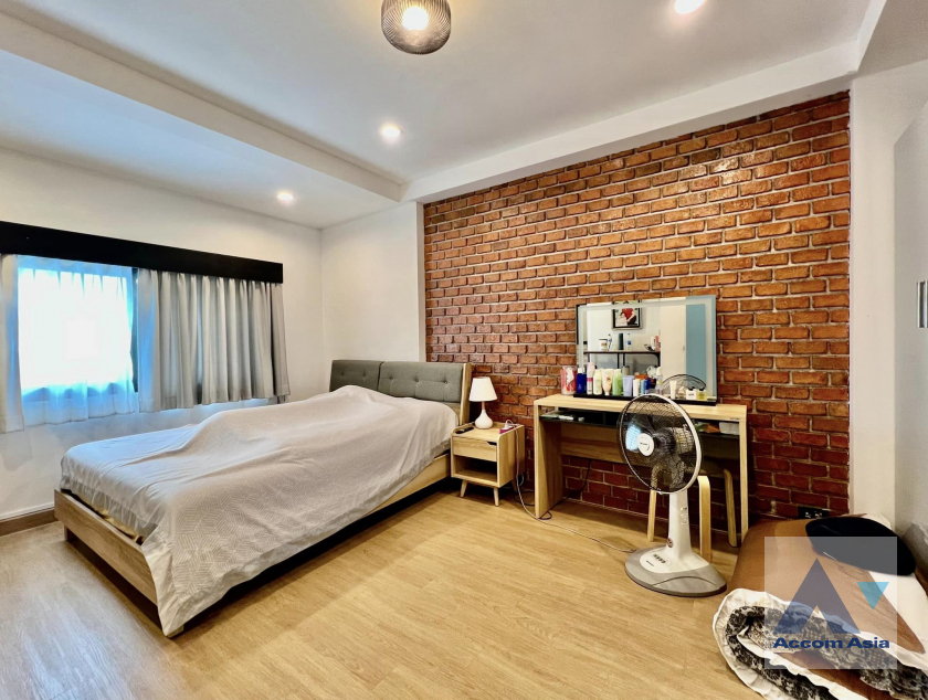 23  2 br Townhouse for rent and sale in sukhumvit ,Bangkok BTS On Nut 13002680