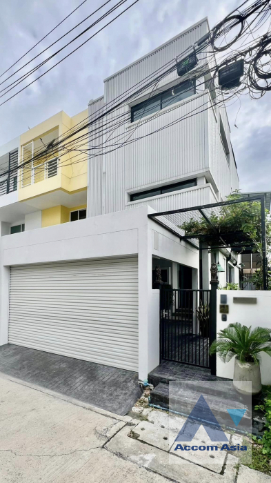 Home Office |  2 Bedrooms  Townhouse For Rent & Sale in Sukhumvit, Bangkok  near BTS On Nut (13002680)