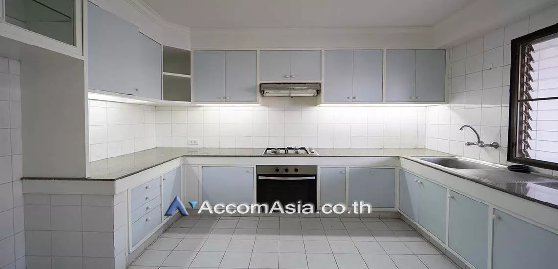  3 Bedrooms  Apartment For Rent in Sukhumvit, Bangkok  near BTS Thong Lo (AA10263)