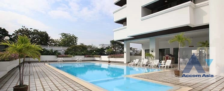  3 Bedrooms  Apartment For Rent in Sukhumvit, Bangkok  near BTS Thong Lo (AA10265)