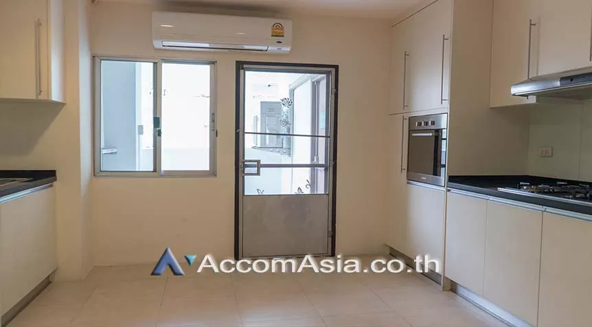  4 Bedrooms  Apartment For Rent in Sukhumvit, Bangkok  near BTS Asok - MRT Sukhumvit (AA10416)