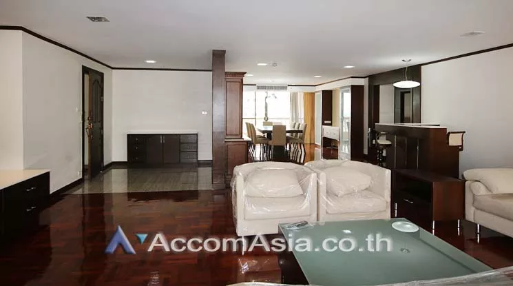  4 Bedrooms  Apartment For Rent in Sukhumvit, Bangkok  near BTS Phrom Phong (AA10633)