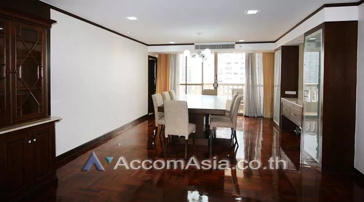  4 Bedrooms  Apartment For Rent in Sukhumvit, Bangkok  near BTS Phrom Phong (AA10633)