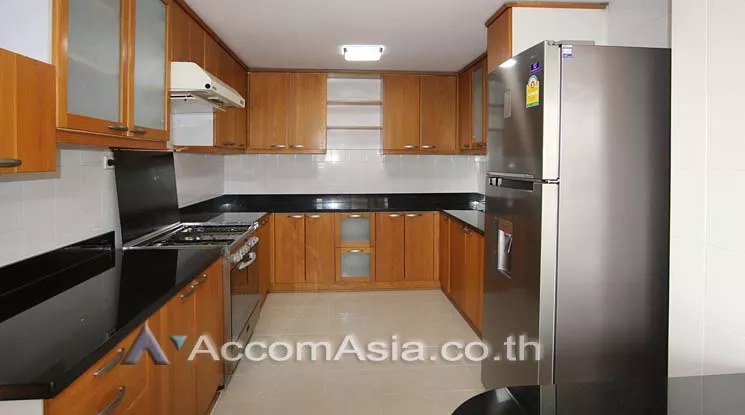  4 Bedrooms  Apartment For Rent in Sukhumvit, Bangkok  near BTS Phrom Phong (AA10633)