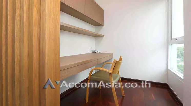  3 Bedrooms  Apartment For Rent in Sukhumvit, Bangkok  near BTS Phrom Phong (AA11130)