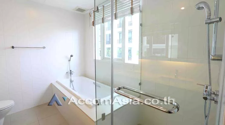  3 Bedrooms  Apartment For Rent in Sukhumvit, Bangkok  near BTS Phrom Phong (AA11130)