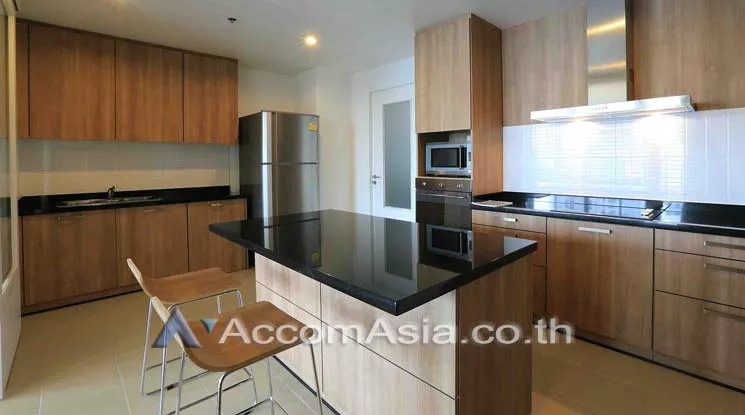  3 Bedrooms  Apartment For Rent in Sukhumvit, Bangkok  near BTS Phrom Phong (AA11130)