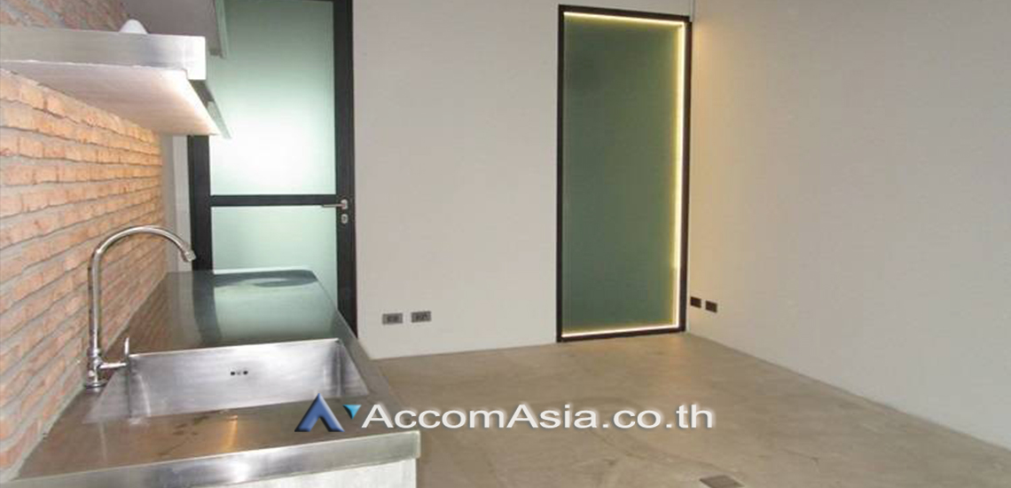 Home Office |  3 Bedrooms  Townhouse For Rent & Sale in Sukhumvit, Bangkok  near BTS Thong Lo (AA11213)