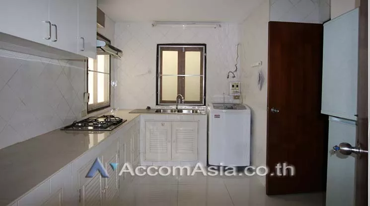  3 Bedrooms  Condominium For Rent in Sukhumvit, Bangkok  near BTS Phrom Phong (AA11297)