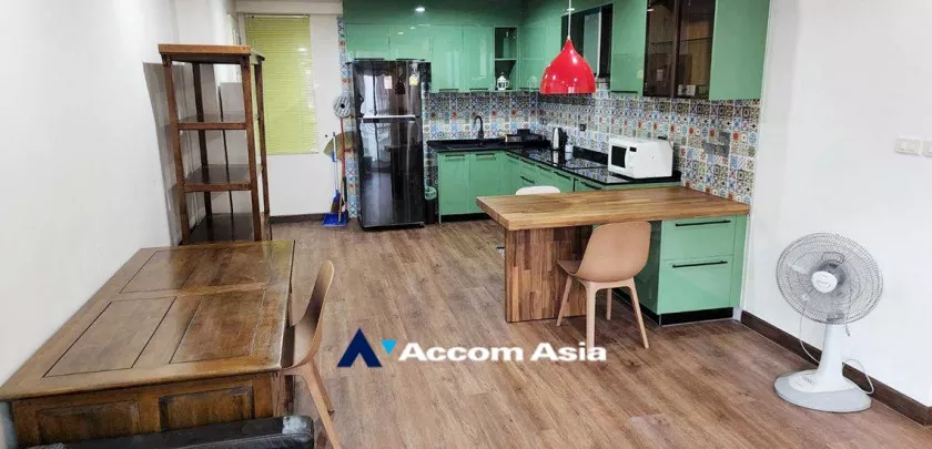  2 Bedrooms  Condominium For Rent in Sathorn, Bangkok  near MRT Lumphini (21044)