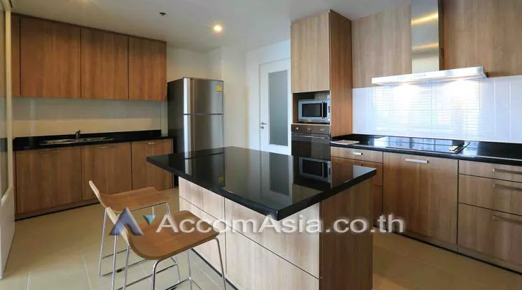  3 Bedrooms  Apartment For Rent in Sukhumvit, Bangkok  near BTS Phrom Phong (AA11338)