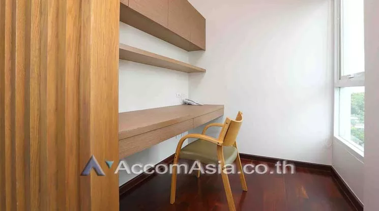  3 Bedrooms  Apartment For Rent in Sukhumvit, Bangkok  near BTS Phrom Phong (AA11338)