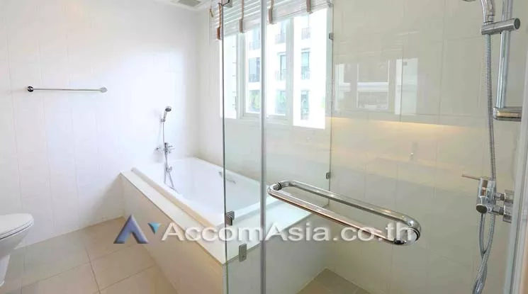  3 Bedrooms  Apartment For Rent in Sukhumvit, Bangkok  near BTS Phrom Phong (AA11338)