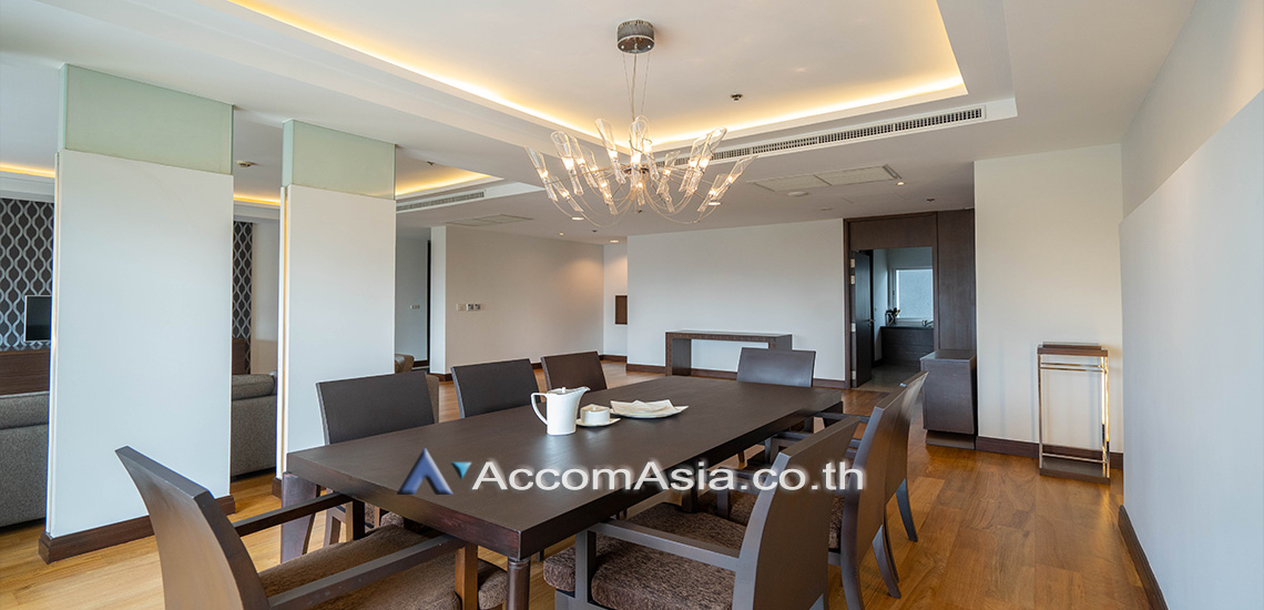  4 Bedrooms  Apartment For Rent in Ploenchit, Bangkok  near BTS Ploenchit (10265)