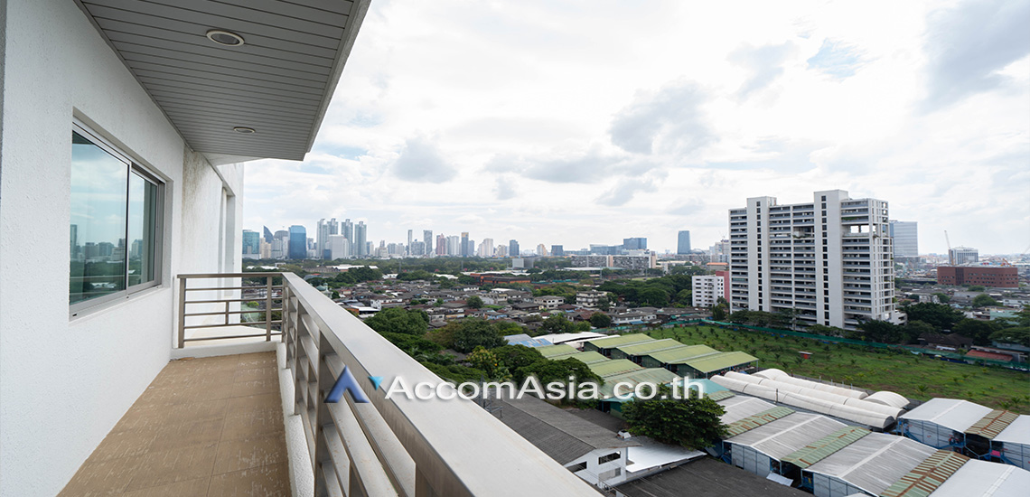  4 Bedrooms  Apartment For Rent in Ploenchit, Bangkok  near BTS Ploenchit (10265)