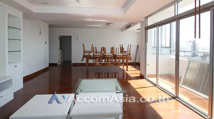  3 Bedrooms  Apartment For Rent in Sukhumvit, Bangkok  near BTS Phrom Phong (AA11452)