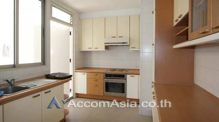  3 Bedrooms  Apartment For Rent in Sukhumvit, Bangkok  near BTS Phrom Phong (AA11452)