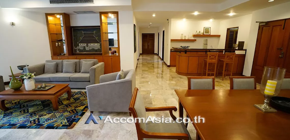  3 Bedrooms  Apartment For Rent in Sukhumvit, Bangkok  near BTS Phrom Phong (AA11521)