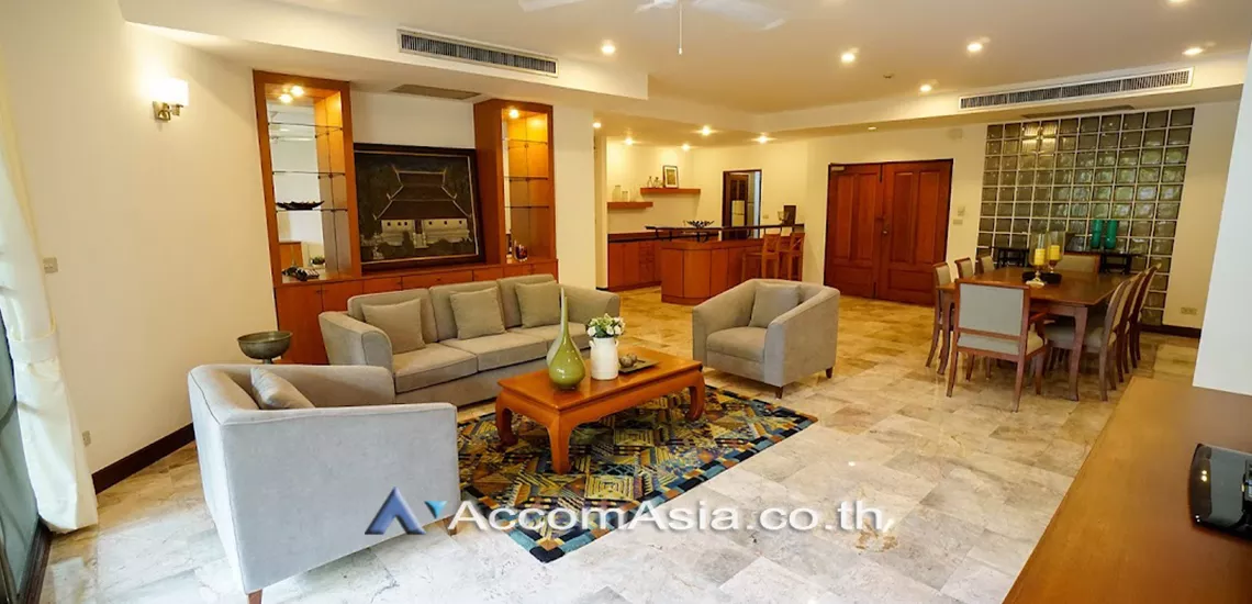  3 Bedrooms  Apartment For Rent in Sukhumvit, Bangkok  near BTS Phrom Phong (AA11521)