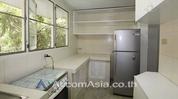  3 Bedrooms  Apartment For Rent in Sukhumvit, Bangkok  near BTS Phrom Phong (AA11603)