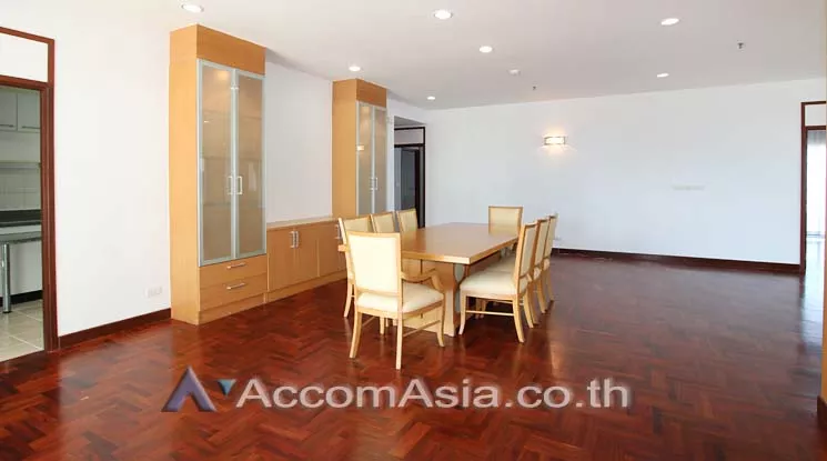  3 Bedrooms  Apartment For Rent in Sukhumvit, Bangkok  near BTS Phrom Phong (AA11750)