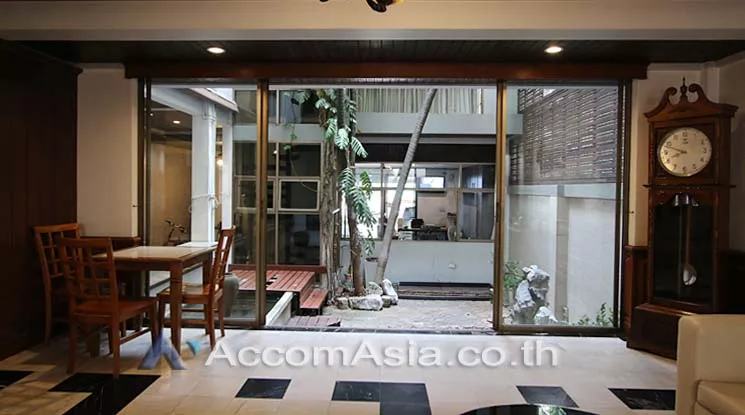 5  Retail / Showroom For Rent in Silom ,Bangkok BTS Sala Daeng AA11862