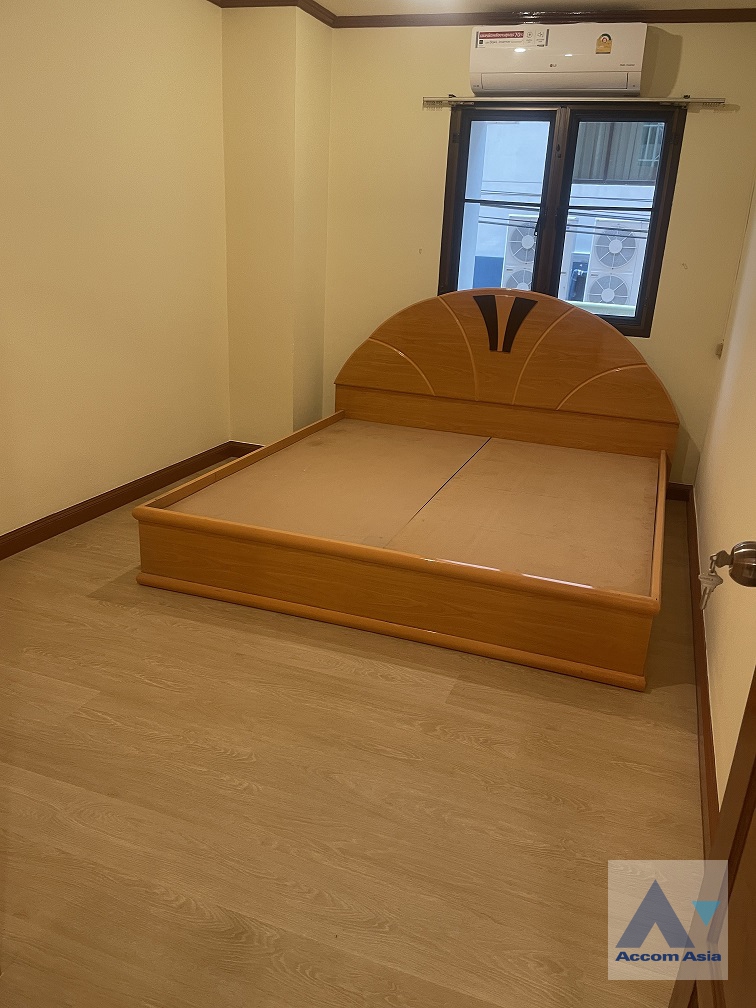  2 Bedrooms  Condominium For Rent & Sale in Sukhumvit, Bangkok  near BTS Phrom Phong (AA11884)