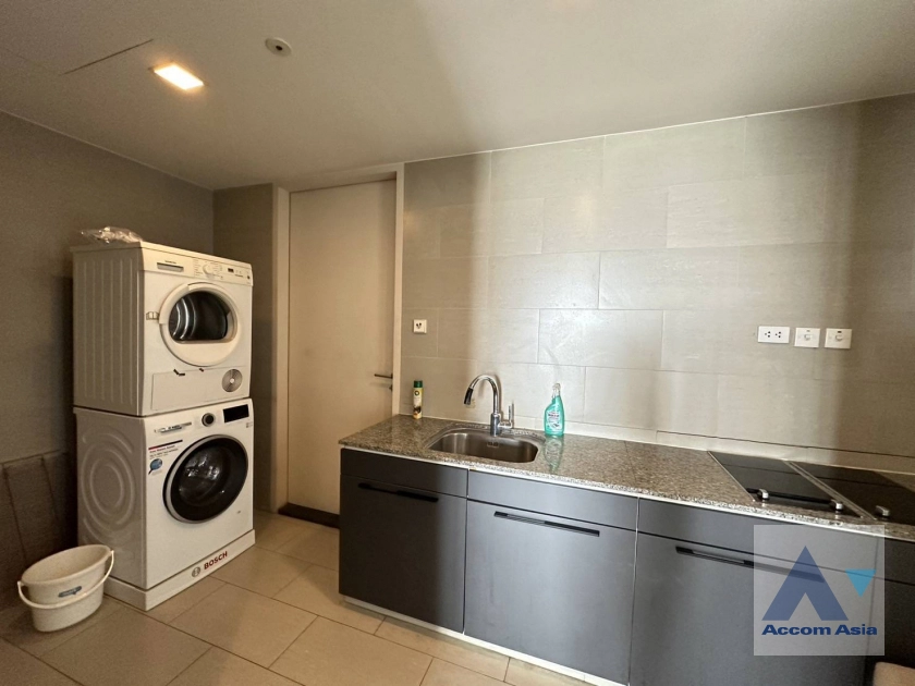  3 Bedrooms  Condominium For Rent in Sathorn, Bangkok  near BTS Chong Nonsi - MRT Lumphini (AA12252)