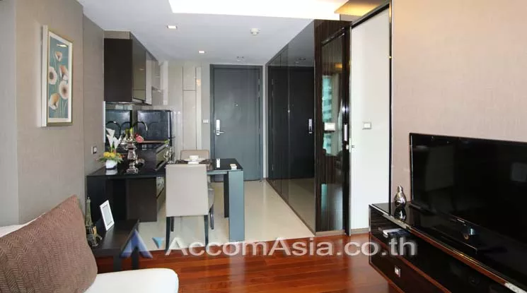  1 Bedroom  Condominium For Rent in Sukhumvit, Bangkok  near BTS Ekkamai (AA12496)