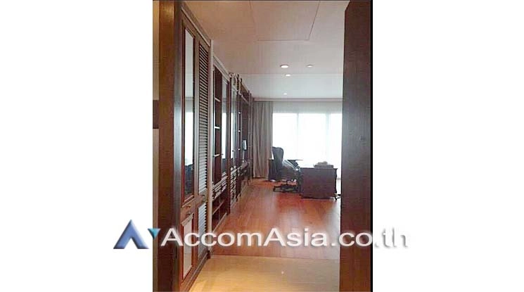  3 Bedrooms  Condominium For Rent in Ploenchit, Bangkok  near BTS Ratchadamri (AA12509)