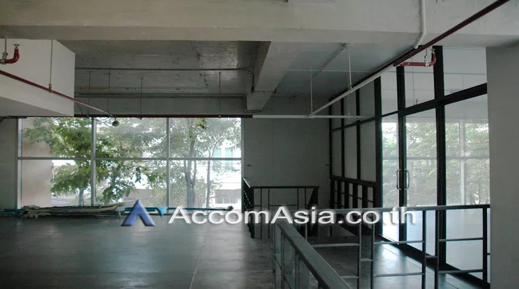  1  Retail / Showroom For Sale in Charoennakorn ,Bangkok BTS Krung Thon Buri at Villa Sathorn AA12605