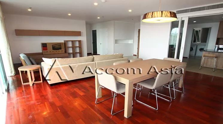  3 Bedrooms  Apartment For Rent in Sukhumvit, Bangkok  near BTS Phrom Phong (AA12916)