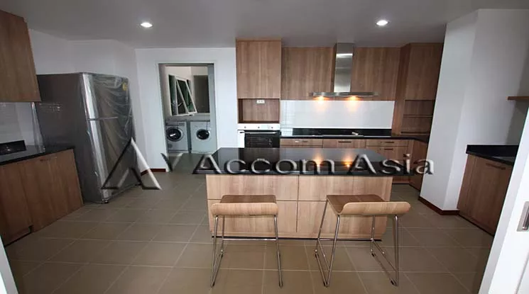  3 Bedrooms  Apartment For Rent in Sukhumvit, Bangkok  near BTS Phrom Phong (AA12916)