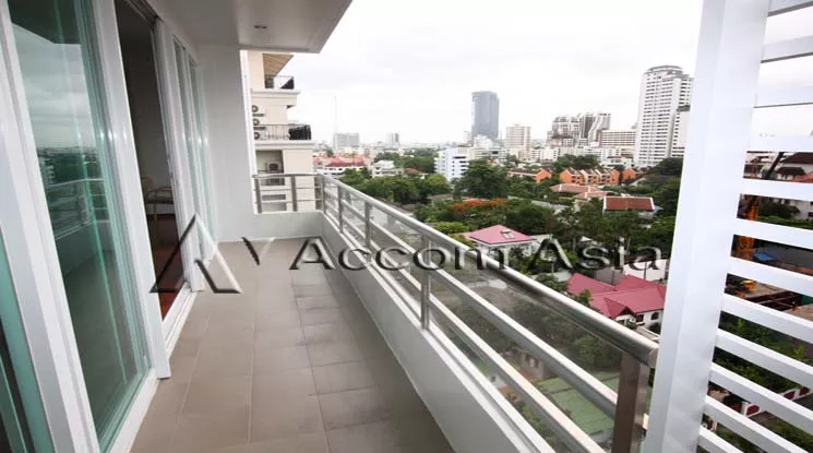  3 Bedrooms  Apartment For Rent in Sukhumvit, Bangkok  near BTS Phrom Phong (AA12916)