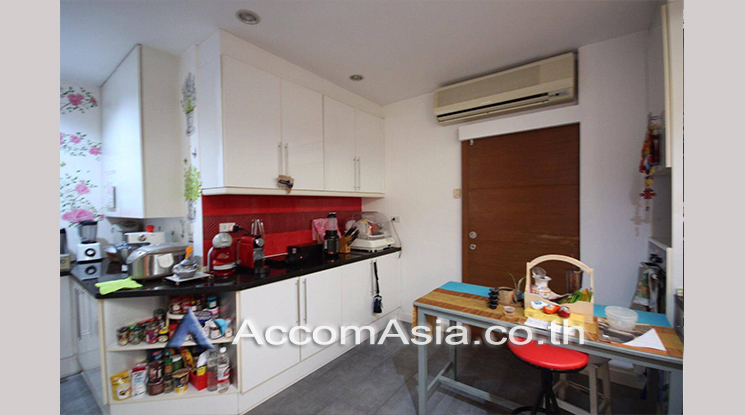  3 Bedrooms  House For Rent in Sukhumvit, Bangkok  near BTS Phrom Phong (AA13094)