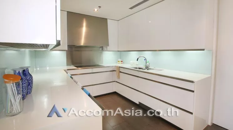  3 Bedrooms  Condominium For Rent in Sathorn, Bangkok  near BTS Chong Nonsi - MRT Lumphini (AA13551)