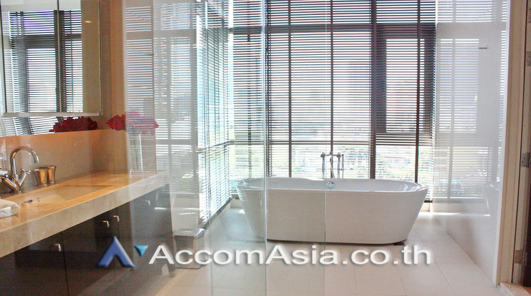 Big Balcony |  3 Bedrooms  Apartment For Rent in Sukhumvit, Bangkok  near BTS Thong Lo (AA13649)