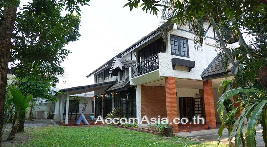  4 Bedrooms  House For Rent in Sathorn, Bangkok  near BTS Chong Nonsi (90447)