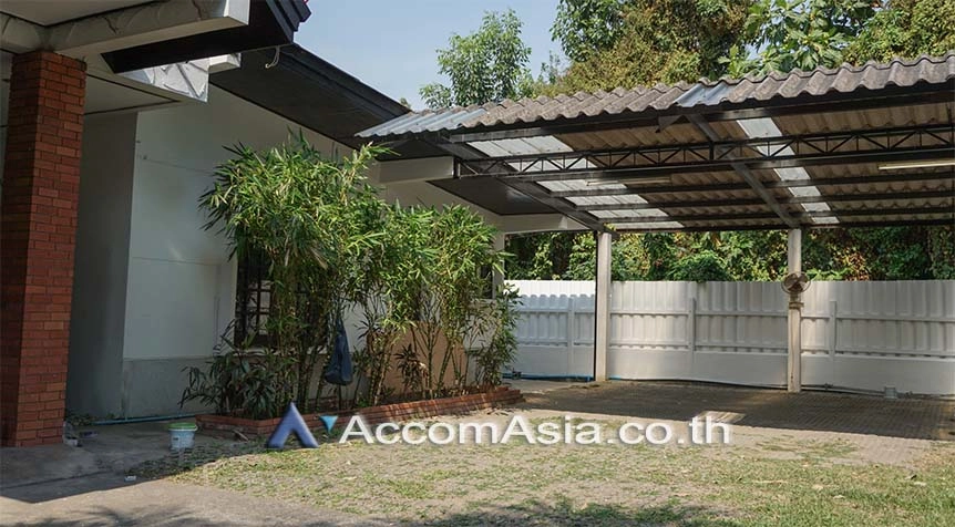  4 Bedrooms  House For Rent in Sathorn, Bangkok  near BTS Chong Nonsi (90447)