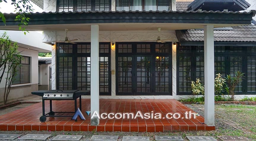  4 Bedrooms  House For Rent in Sathorn, Bangkok  near BTS Chong Nonsi (90447)