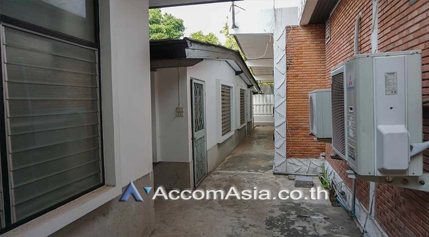  4 Bedrooms  House For Rent in Sathorn, Bangkok  near BTS Chong Nonsi (90447)