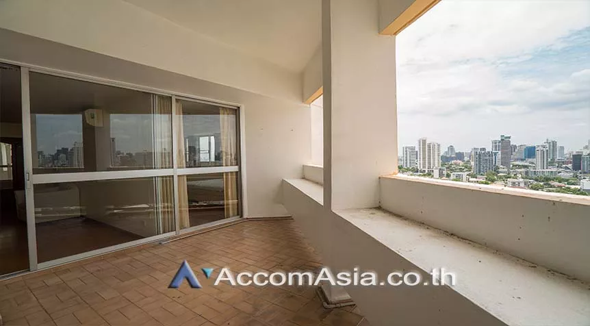  3 Bedrooms  Condominium For Rent in Sukhumvit, Bangkok  near BTS Ekkamai (AA14348)