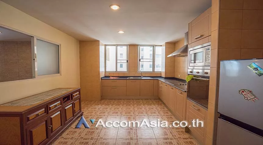  3 Bedrooms  Condominium For Rent in Sukhumvit, Bangkok  near BTS Ekkamai (AA14348)